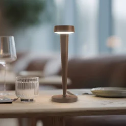 Lucande LED-batteridrevet lysestage Lea, vase, mørkebrun, 28 cm