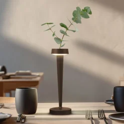 Lucande LED-batteridrevet lysestage Lea, vase, mørkebrun, 28 cm
