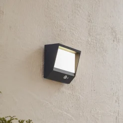Lucande LED-solcellevægslampe Dava, 14 cm høj, aluminium, sensor