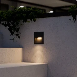 Lucande LED-vægindbygningslampe Loya, 11,5x11,5 cm, grå, IP54