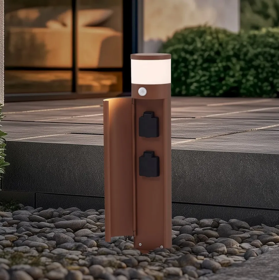 Lucande sokkellampe Corban, rust, sensor, stikkontakter, IP44