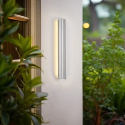 Lucande udendørs LED-væglampe Melira, længde 60 cm, grå