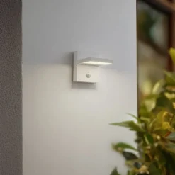 Lucande udendørs LED-væglampe Silvan, hvid, sensor, IP54, 16 cm