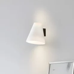 Lucande væglampe Timido, hvid/sort, glas, 16,5 cm høj