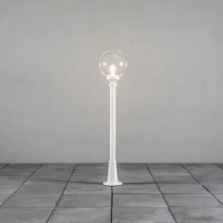 Med en klar kugle - vejlampen Linus i hvid