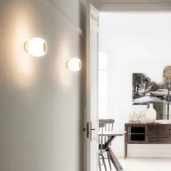 Moy LED-væglampe i guld med glasskærm