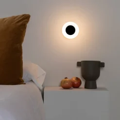 Moy LED-væglampe i sort med glasskærm