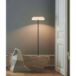Nuura LED-gulvlampe Blossi, højde 120 cm, sort/opal