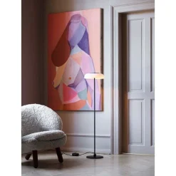 Nuura LED-gulvlampe Blossi, højde 120 cm, sort/opal