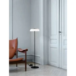 Nuura LED-gulvlampe Blossi, højde 120 cm, sort/opal