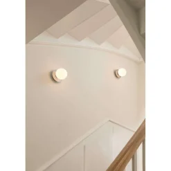 Nuura væglampe Liila 1 IP44, Ø 14 cm, sølv/opal