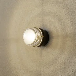 Oluce Fresnel væglampe m. glaslinse IP44 sort