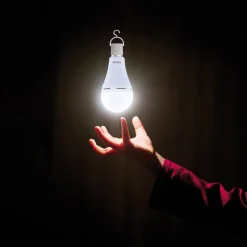 OSRAM LED-pære E27 8W mat 2700K genopladeligt batteri nødlys
