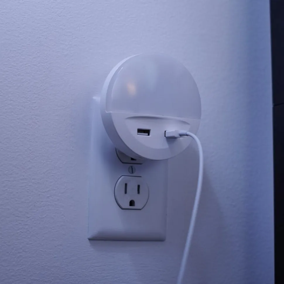 OSRAM LED-stikkontaktnattelys LUNETTA USB, hvid, Ø 9 cm