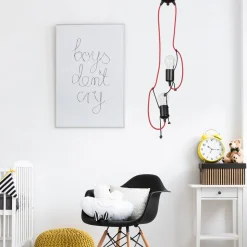 Pendellampe Bobi 2 i sort, kabel rød, 2 lyskilder.