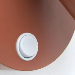Penn vægspot, koralrød, Ø 10,5 cm, stål/aluminium