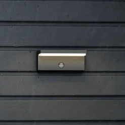 Philips LED udendørs væglampe Bustan UE, sensor, 2.700 K