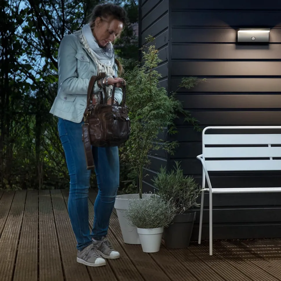 Philips udendørs LED-væglampe Bustan Sensor 2.700 K