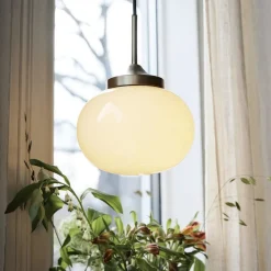 PR Home Hængelampe Elsy, messingfarvet, glas creme, stik