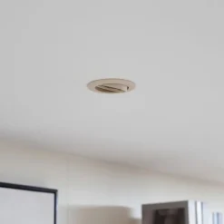 Prios forsænket loftlampe Fibur, beige, aluminium, Ø 8,2 cm