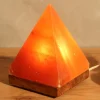 Pyramide saltlampe med sokkel, ravgul