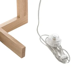 Sacha LS gulvlampe af træ og stof, hvid