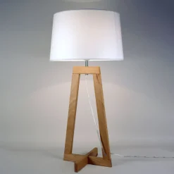 Sacha LT bordlampe i stof og træ