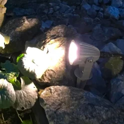 Sendling LED-lampe med jordspyd lavet af trykstøbt aluminium