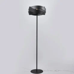 Slående designet standerlampe Tornado