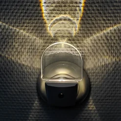Slim LED-natlampe til stikkontakt, med sensor