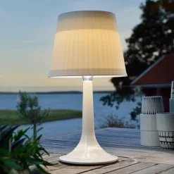 Soldreven LED bordlampe Assisi Sitra, i hvid