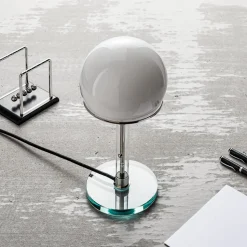 TECNOLUMEN Wagenfeld WG24 bordlampe med glasfod
