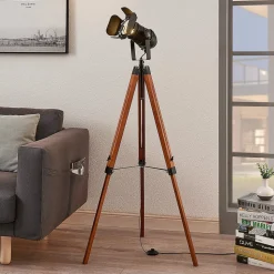 Trægulvlampe Hilma med trebenet stel