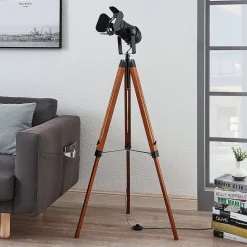 Trægulvlampe Hilma med trebenet stel