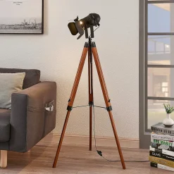 Trægulvlampe Hilma med trebenet stel