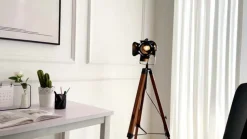 Trægulvlampe Hilma med trebenet stel