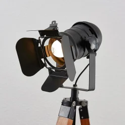 Trægulvlampe Hilma med trebenet stel