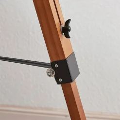 Trægulvlampe Hilma med trebenet stel