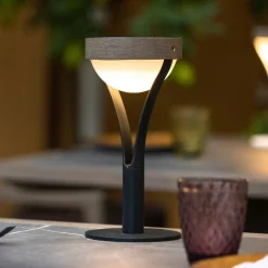 Tyble LED solcellebordlampe, sort/teak, 2.700 K, 200 lm
