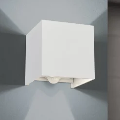 Udendørs væglampe Cube-S, hvid, metal, bevægelsessensor