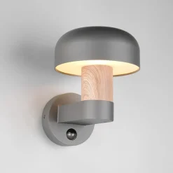 Udendørs væglampe Fraser Sensor, grå/trælook, aluminium IP54 E27