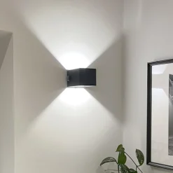 Udendørs væglampe Iseo, sort, bredde 10 cm, sensor