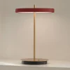 UMAGE LED-batteridrevet bordlampe Asteria Move rubinrød/messing 31 cm