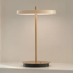 UMAGE LED-bordlampe Asteria Move perlehvid/messing 31cm