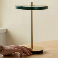 UMAGE LED-bordlampe Asteria Move skovgrøn/messing 31cm