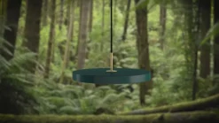 UMAGE LED-hængelampe Asteria Mini, perlehvid/messing, Ø 31 cm