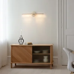 UMAGE LED-væglampe Omni, messing, længde 74 cm
