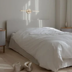 UMAGE LED-væglampe Omni, messing, længde 74 cm