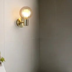 Væglampe til badeværelset Lumisphere, creme-/messingfarvet, højde 12 cm